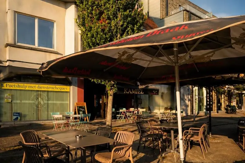 Het terras met parasols in laag, gouden licht.