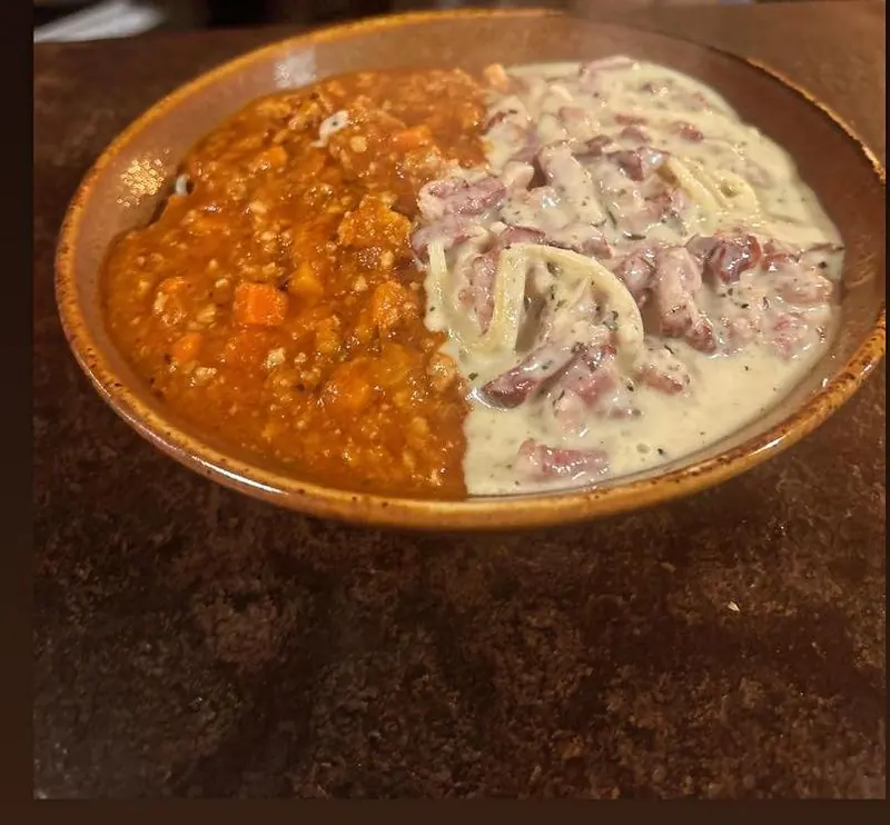 De Twijfelaar: bolognese en carbonara naast elkaar in één kom.