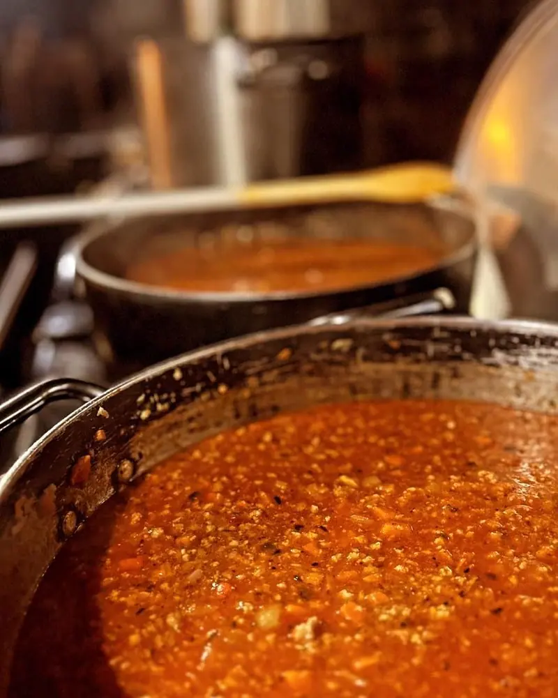 Ragù in een pan op het fornuis, van dichtbij.